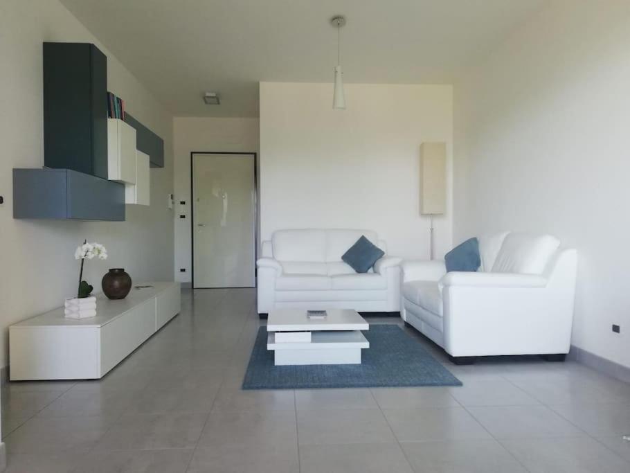 Montesilvano Marina White-Blue Vibes, Seafront 2-Bedroom Apt מראה חיצוני תמונה